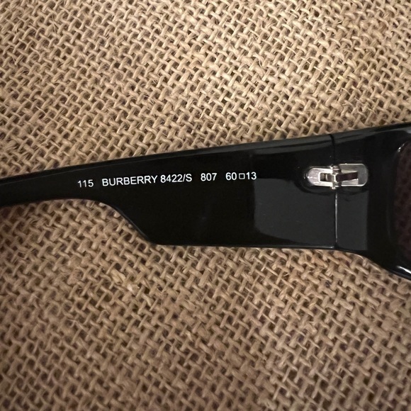 Womens Burberry sunglasses. - Picture 6 of 6